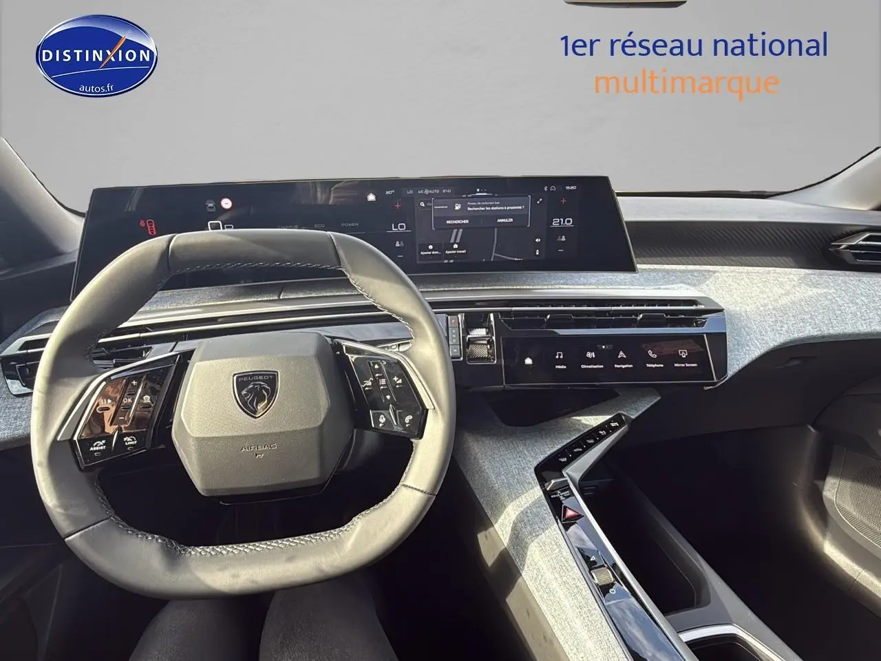Intérieur Peugeot 3008 2025 vu de face, volant cuir multifonction et tableau de bord numérique moderne gris clair.