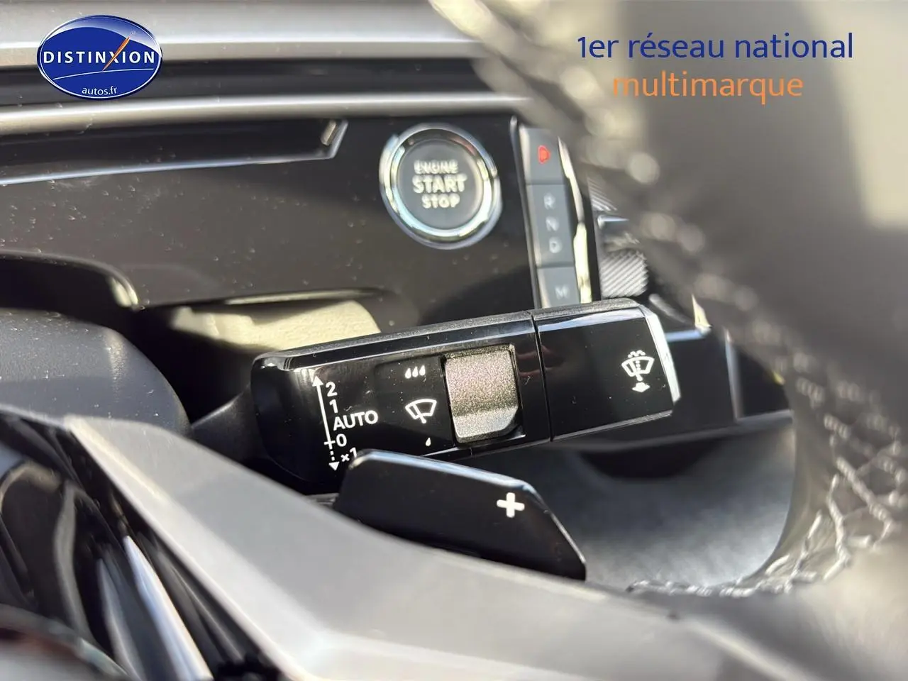 Gros plan sur la commande des essuie-glaces du Peugeot 3008 gris titane avec bouton start/stop en arrière-plan.