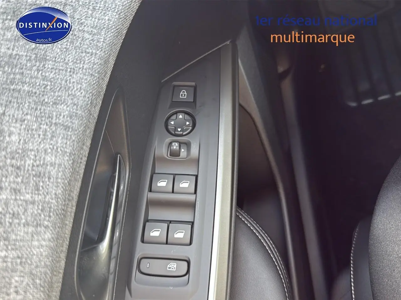 Panneau de commandes des vitres et rétroviseurs côté gauche dans l'habitacle du Peugeot 3008 gris titane 2025.