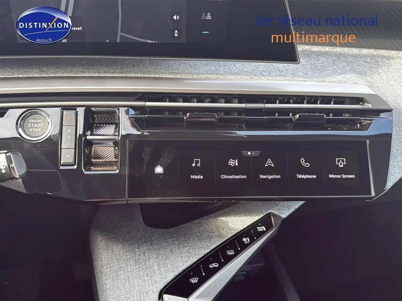 Tableau de bord moderne de Peugeot 3008 gris titane 2025 avec écran tactile et commandes digitales.