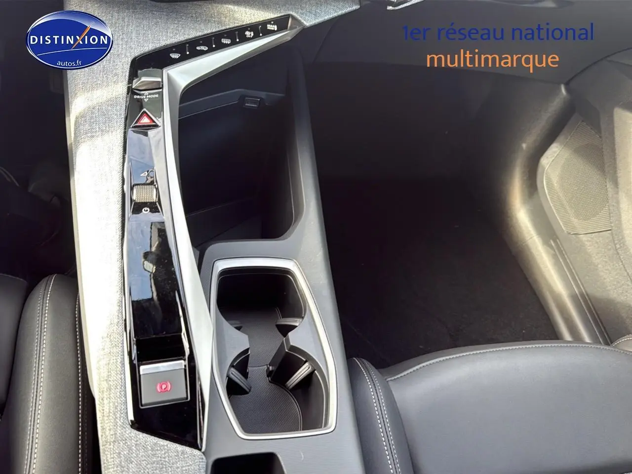 Vue rapprochée de la console centrale noire et grise du Peugeot 3008 1.2 hybrid 145 allure e-dcs6 2025.