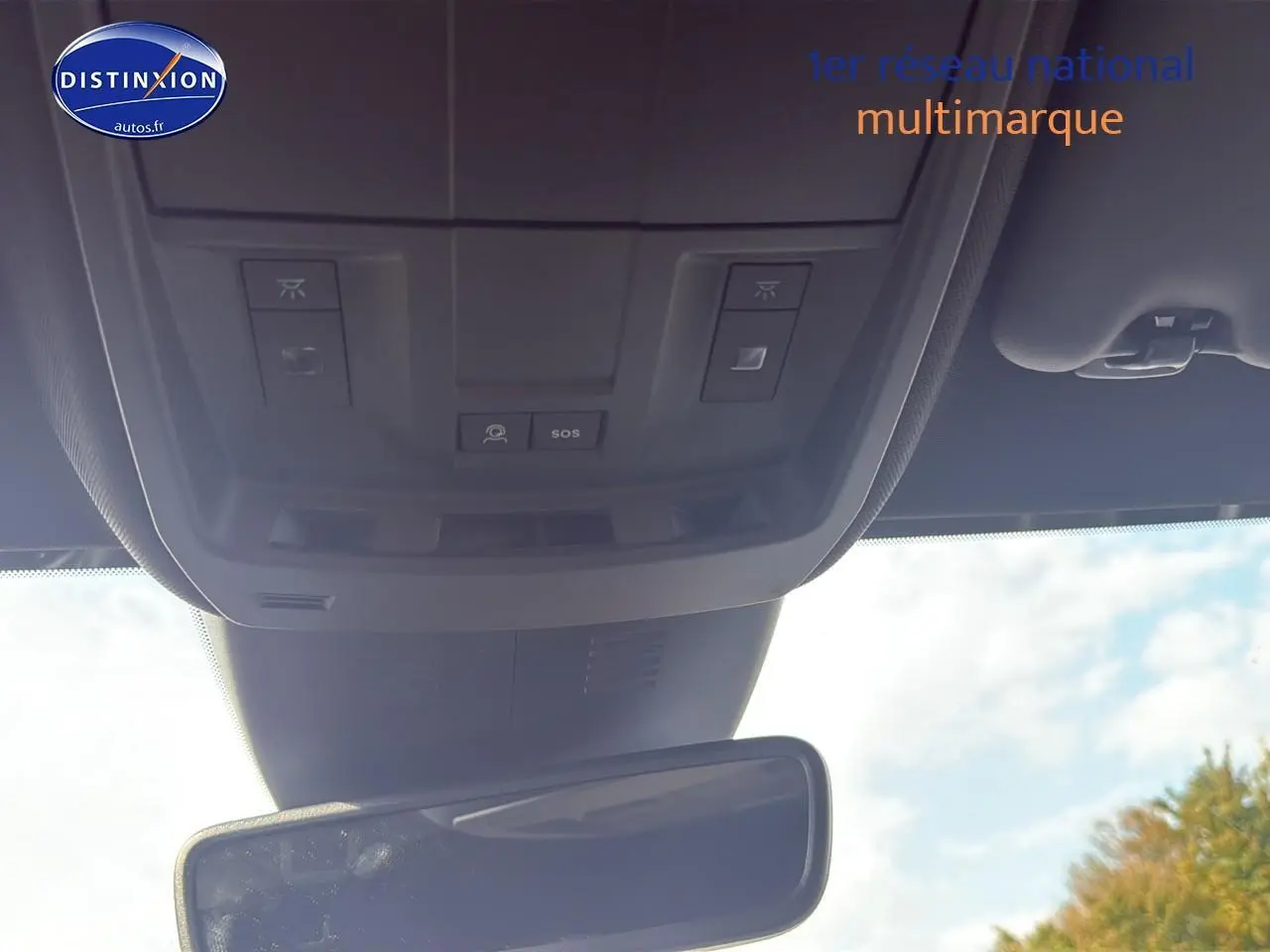 Vue intérieure du plafonnier et rétroviseur d'une Peugeot 3008 gris titane, avec commandes SOS et éclairage.