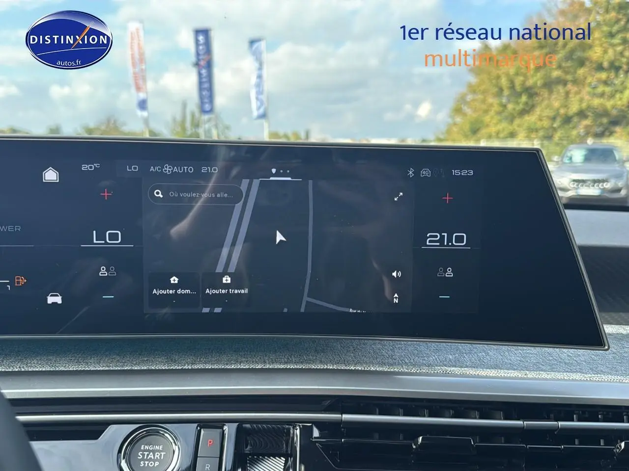 Écran tactile central avec navigation dans l'habitacle du Peugeot 3008 gris titane, vue avant intérieure.