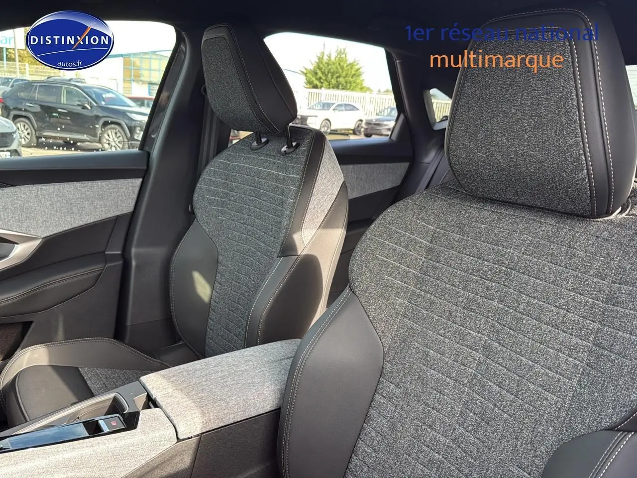 Gros plan sur les sièges avant gris tissu et cuir du Peugeot 3008 1.2 hybrid 145 allure e-dcs6 2025.