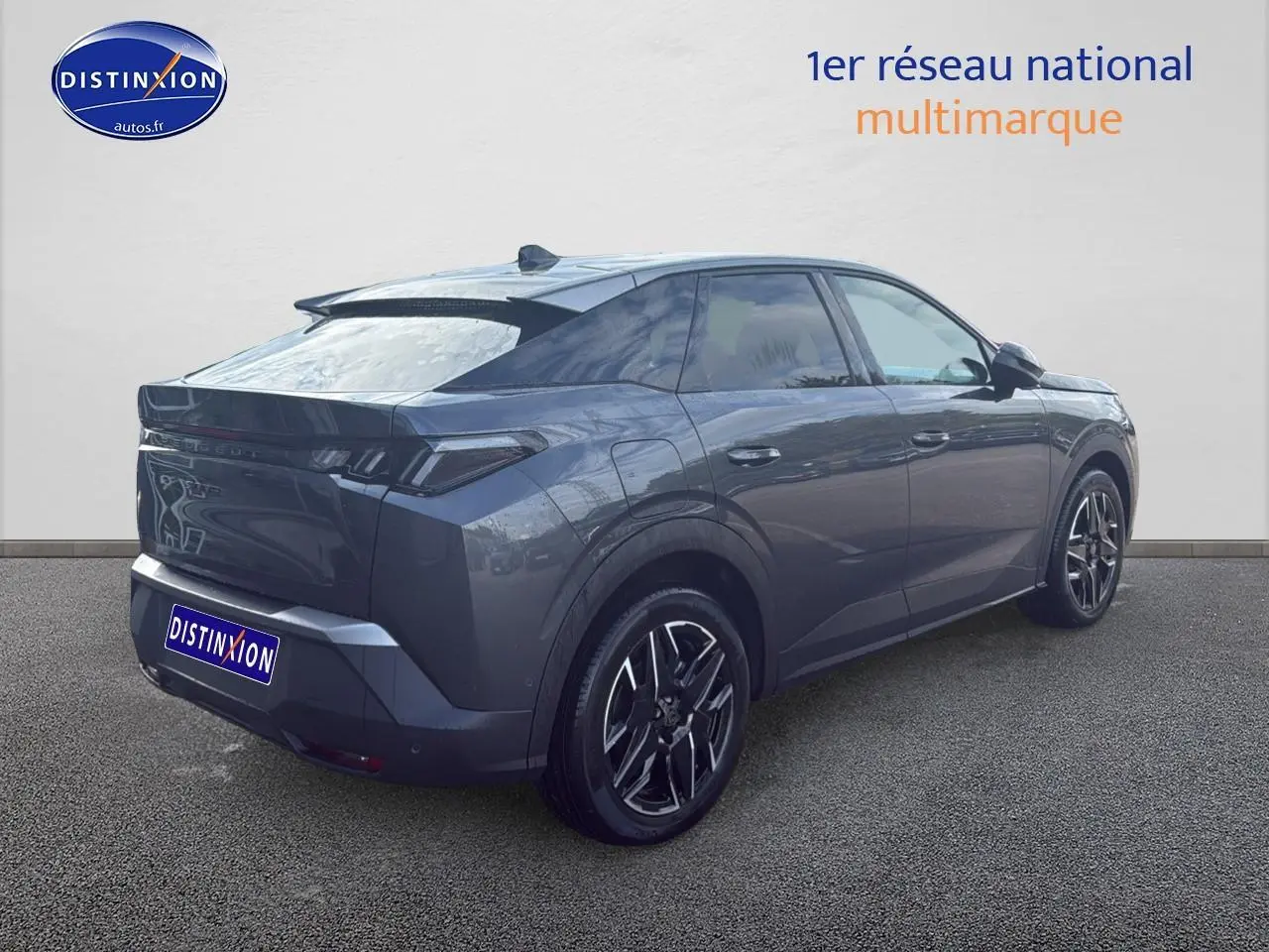 Peugeot 3008 gris titane vue 3/4 arrière droit avec jantes alu et feux arrière LED distinctifs.