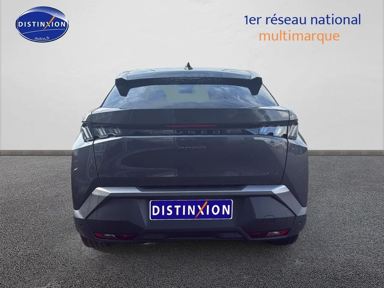 Vue arrière d'un Peugeot 3008 gris titane 2025 avec feux LED et becquet arrière distinctif.