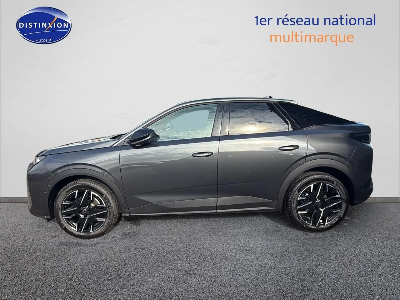 Peugeot 3008 gris titane vue de profil côté gauche, avec jantes alu noires et toit noir contrasté.