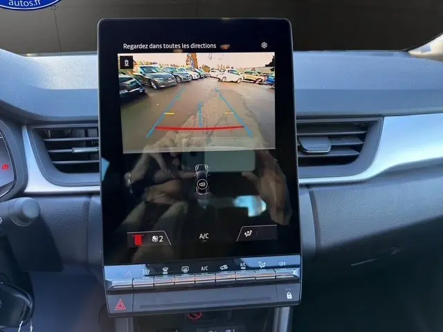 Écran central du Renault Captur 2024 montrant la caméra de recul avec vue arrière du parking.