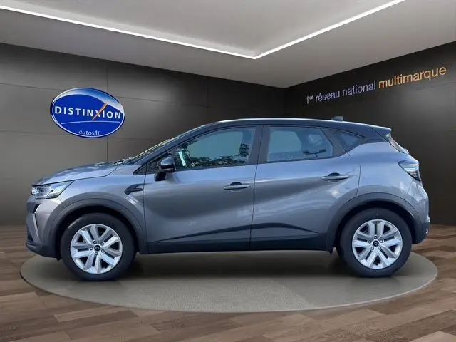 Profil côté gauche du Renault Captur 2024 gris Cassiopée avec toit noir, jantes 17 pouces et détails noirs brillants.
