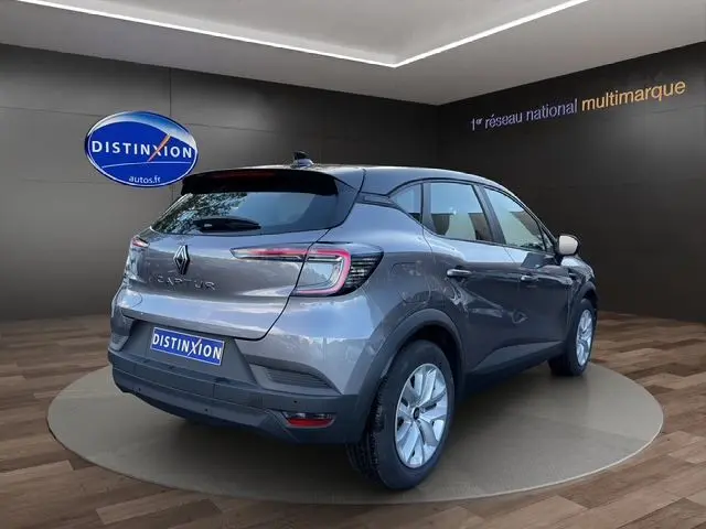 Renault Captur 2024 gris Cassiopée toit noir en 3/4 arrière droit, feux LED en forme de C et caméra de recul visible