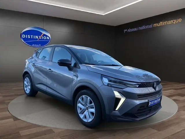 Renault Captur 2024 gris Cassiopée avec toit noir en 3/4 avant droit, feux LED et calandre moderne
