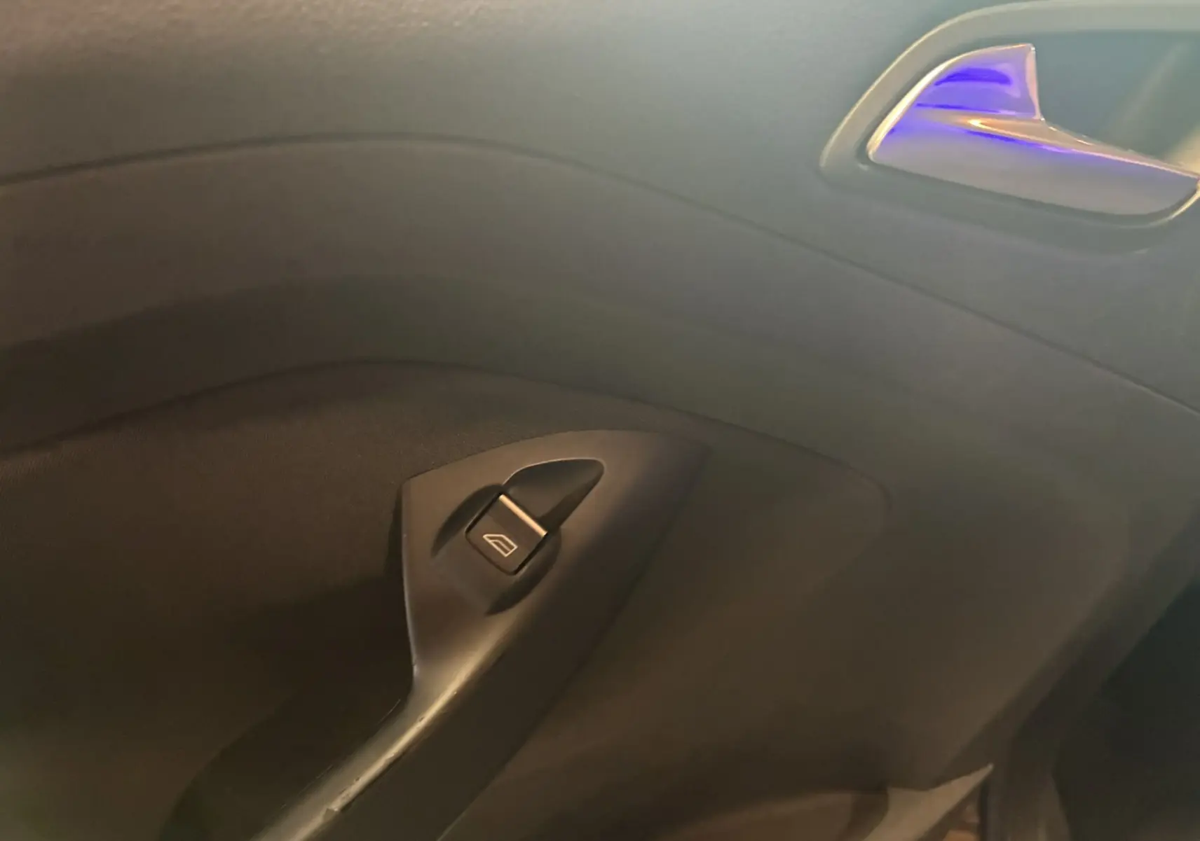 Détail de la commande de lève-vitre côté droit sur la porte intérieure grise du Ford C-MAX 2015.