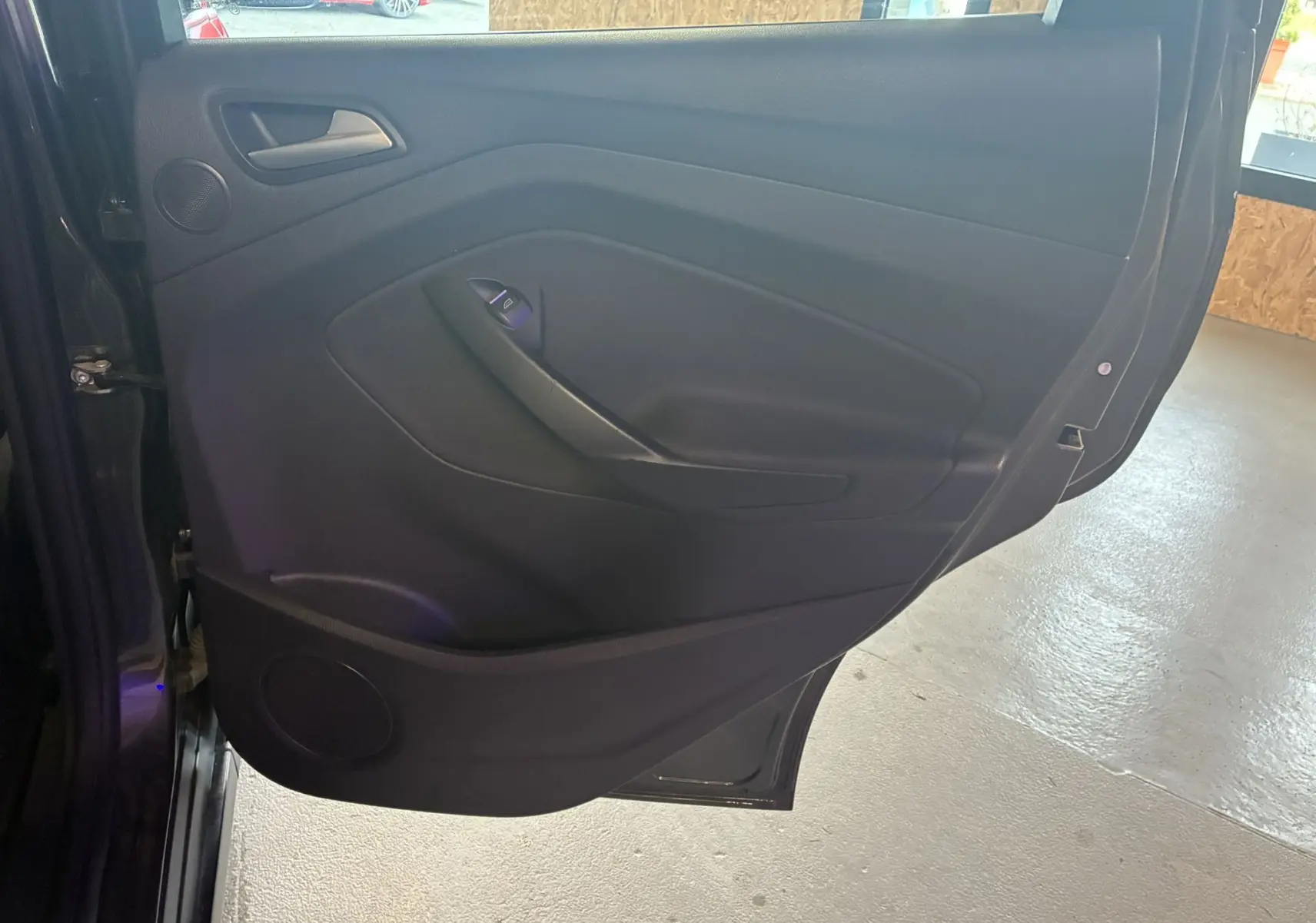 Gros plan sur la porte arrière gauche gris foncé du Ford C-MAX 2015 avec commande de vitre électrique intégrée.