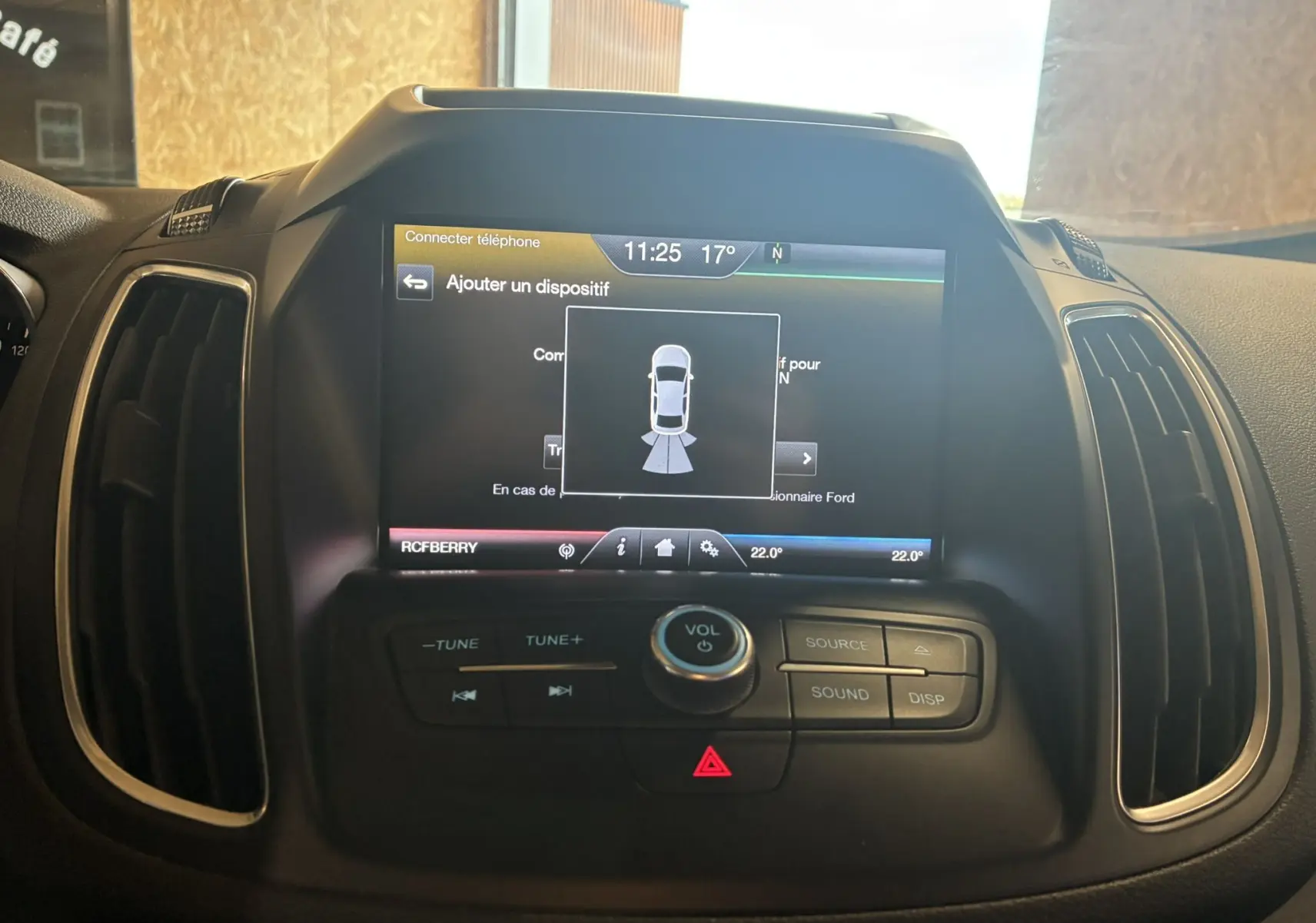 Écran tactile central du Ford C-MAX gris 2015 affichant la connexion téléphone et commandes audio intégrées.