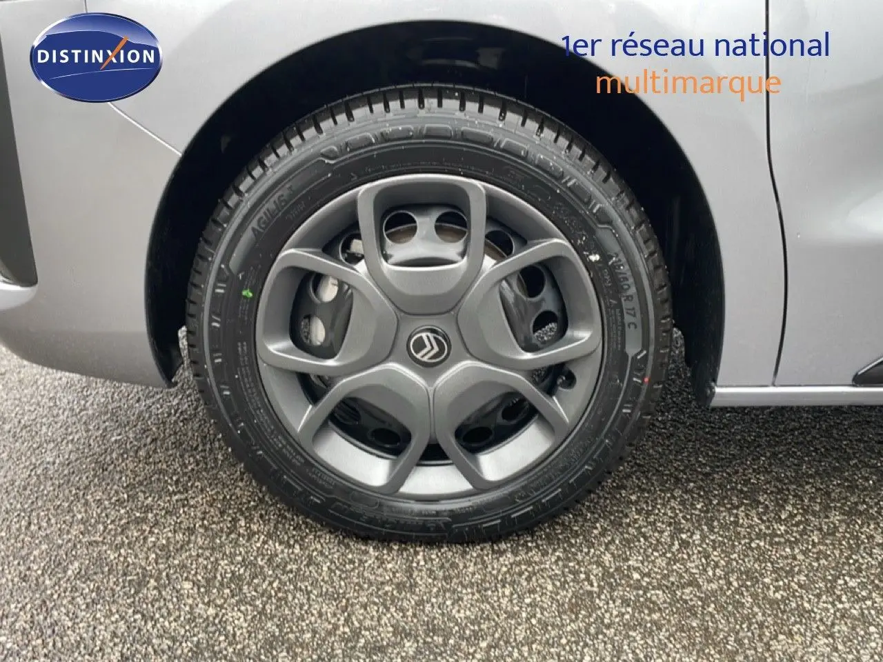 Gros plan sur la roue avant gauche gris Artense métal du Citroën Jumpy Van Long L3 2025 avec jante spécifique.