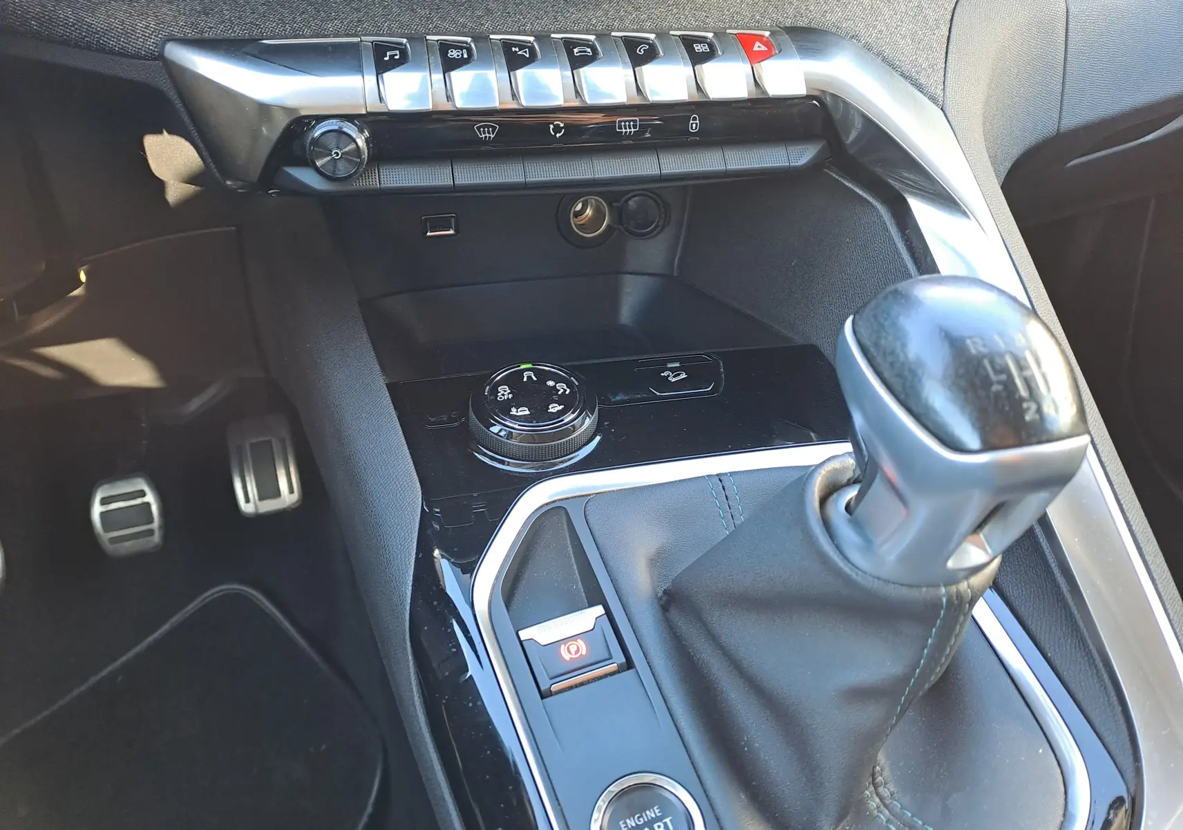 Vue rapprochée de la console centrale intérieure du Peugeot 5008 gris 2019, avec levier de vitesses manuel et boutons de commande.