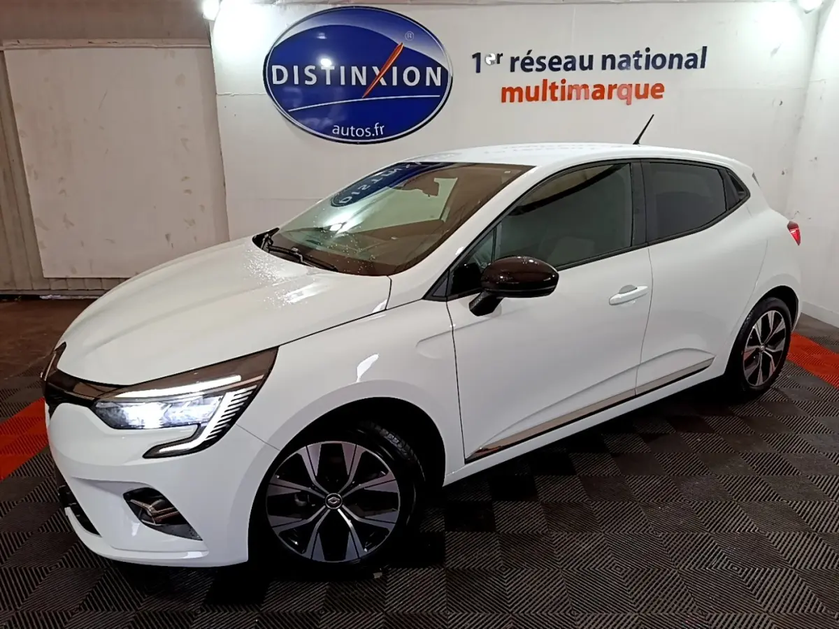 Renault Clio Business blanc vue 3/4 avant droit, phares LED allumés et rétroviseurs noirs contrastants.