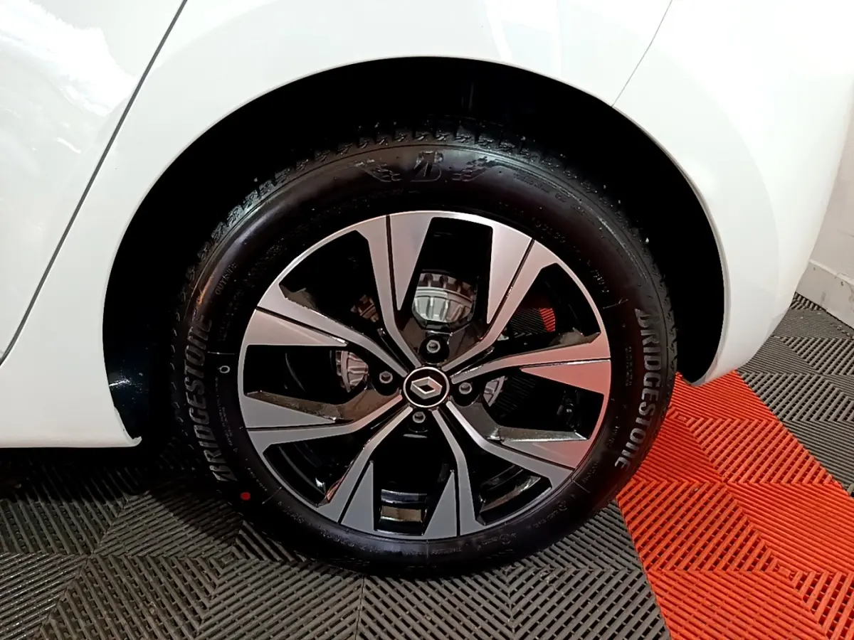 Gros plan sur la roue arrière droite blanche de la Renault Clio Business TCe 100 GPL, avec pneu Bridgestone visible.