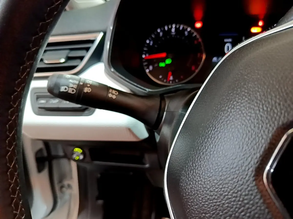 Gros plan sur le volant noir et le combiné d'instruments éclairé de la Renault Clio Business TCe 100 GPL 2023.