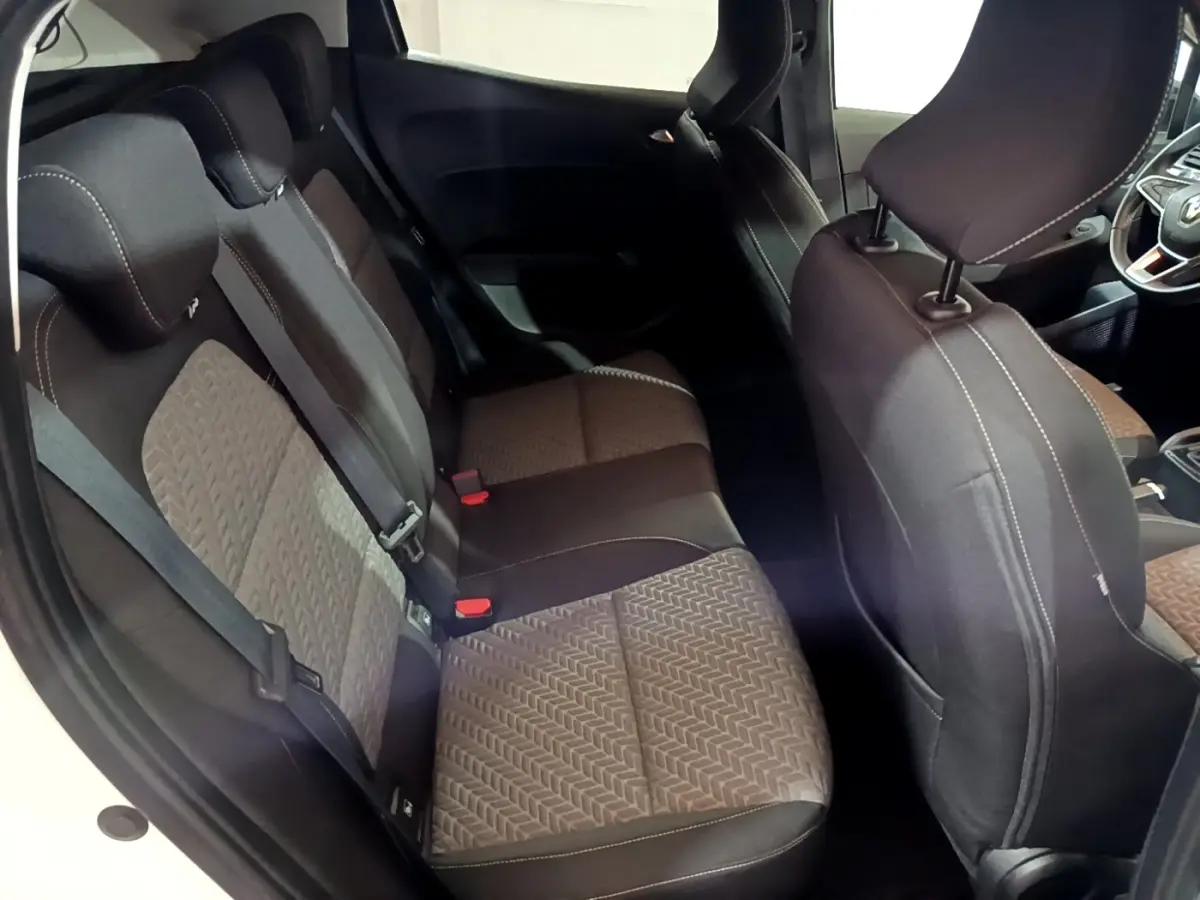 Vue intérieure côté gauche montrant la banquette arrière noire et grise de la Renault Clio Business TCe 100 GPL 2023.
