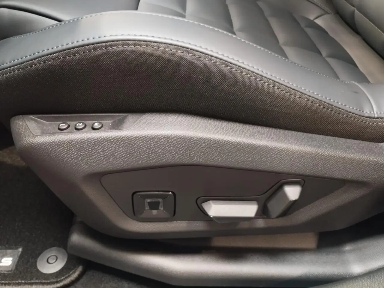 Détail des commandes de réglage électrique du siège conducteur gris du Citroën C5 Aircross 2026.