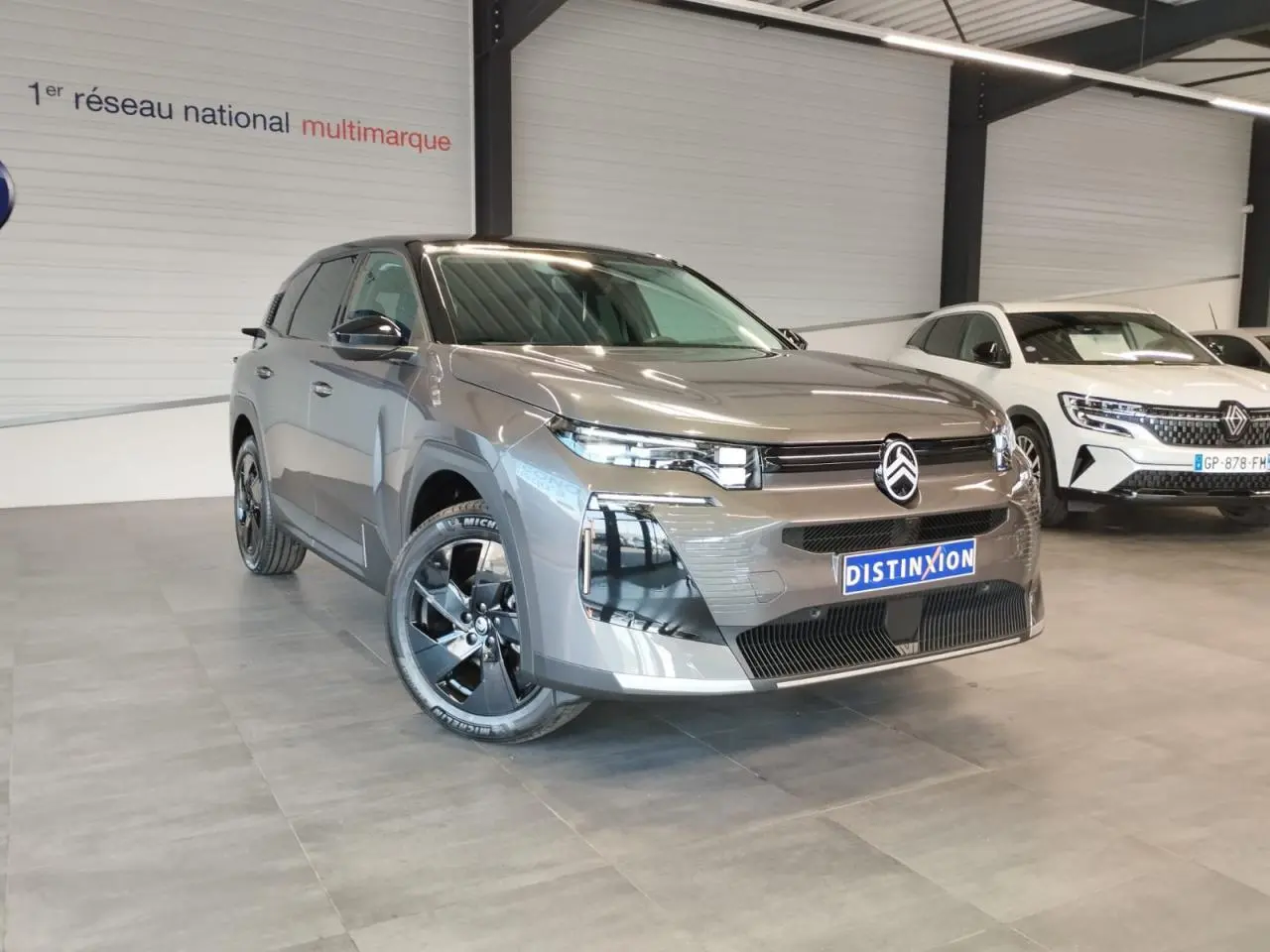 Citroën C5 Aircross gris métallisé en 3/4 avant droit, avec jantes alliage noires et calandre noir brillant.