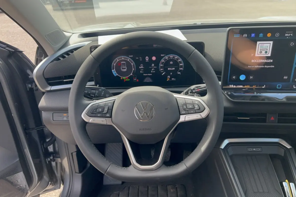 Vue centrée sur le volant cuir multifonctions et le tableau de bord numérique du Volkswagen T-Roc gris loup 2026.