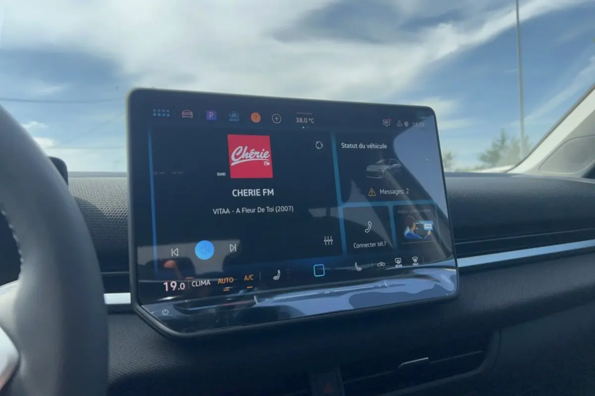 Vue intérieure centrée sur l’écran tactile du tableau de bord du Volkswagen T-Roc 2026, affichant l’interface multimédia.