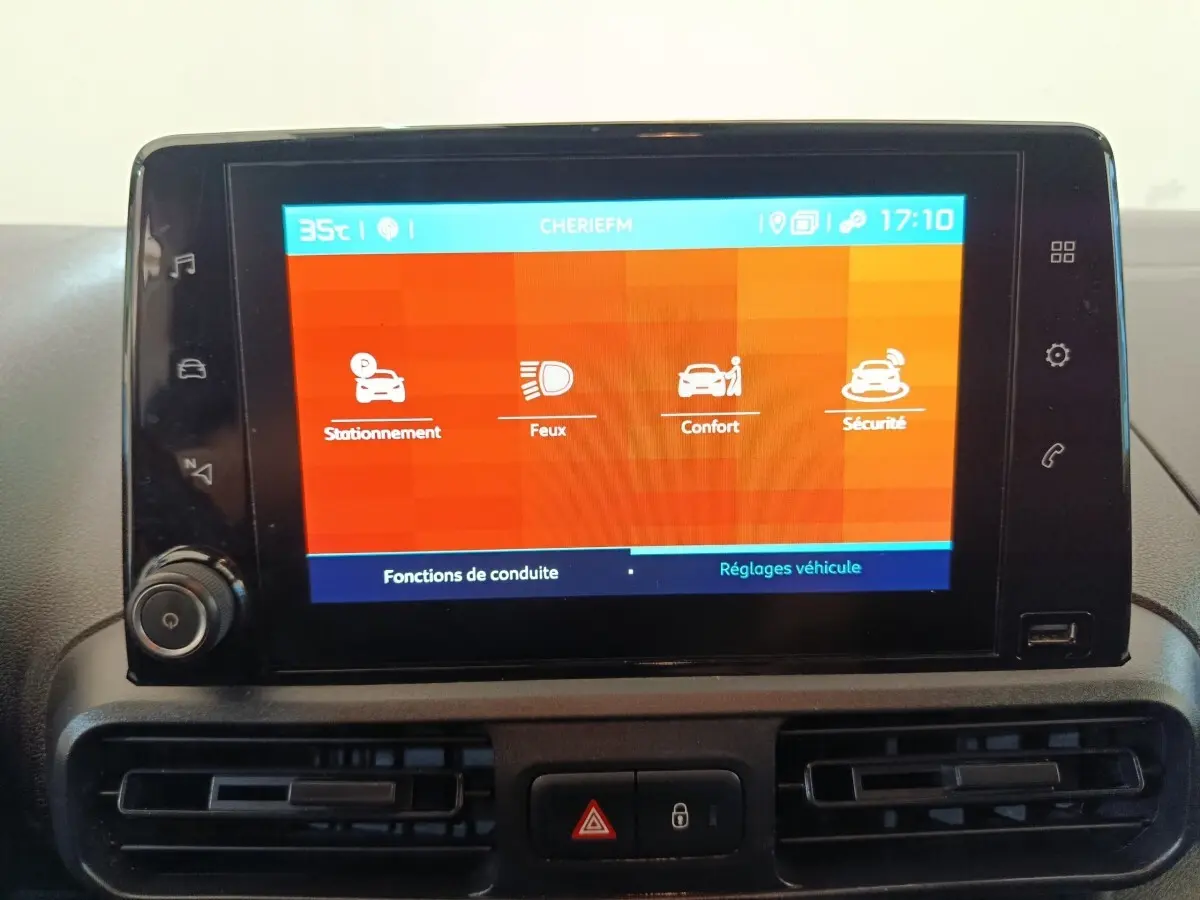 Écran tactile central du tableau de bord du Citroën Berlingo blanc, affichant les options de conduite.