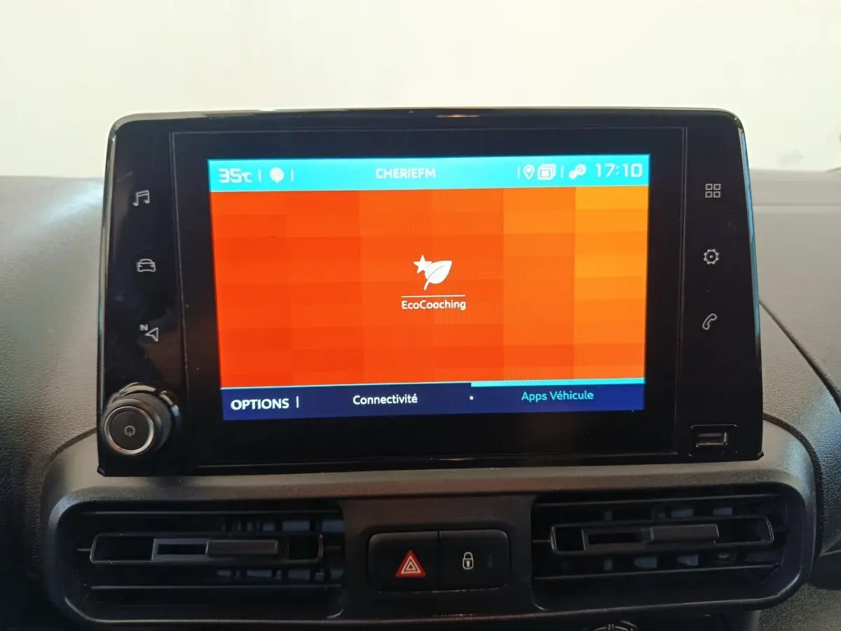 Écran tactile central allumé du tableau de bord du Citroën Berlingo blanc, affichant l'application EcoCoaching.