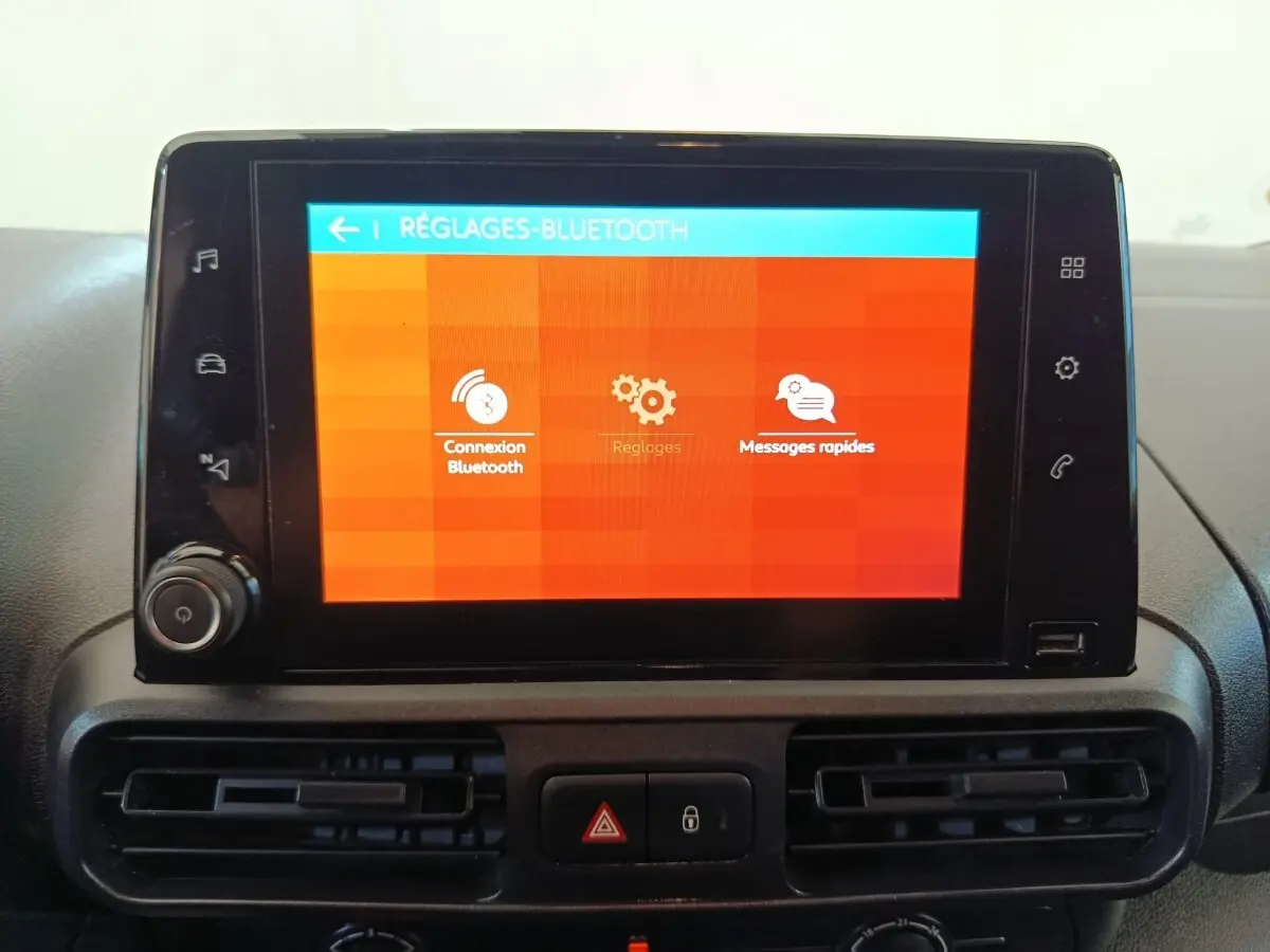 Écran tactile central du tableau de bord de Citroën Berlingo 2020 affichant les réglages Bluetooth.