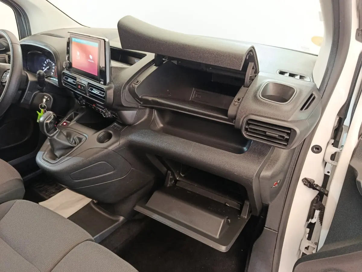 Vue intérieure côté passager du Citroën Berlingo blanc 2020 avec tableau de bord et boîtes à gants ouvertes.