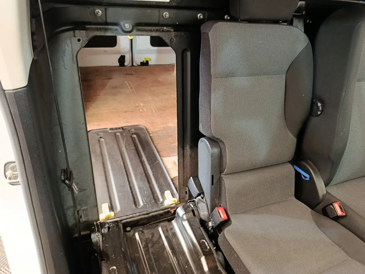 Vue intérieure côté droit du Citroën Berlingo blanc 2020, montrant siège avant et cloison pleine vers l’espace de chargement.