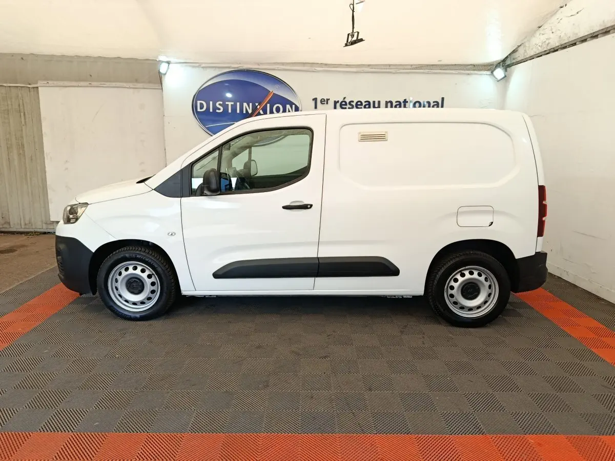Vue latérale droite d’un utilitaire Citroën Berlingo blanc avec porte latérale pleine et jantes acier.