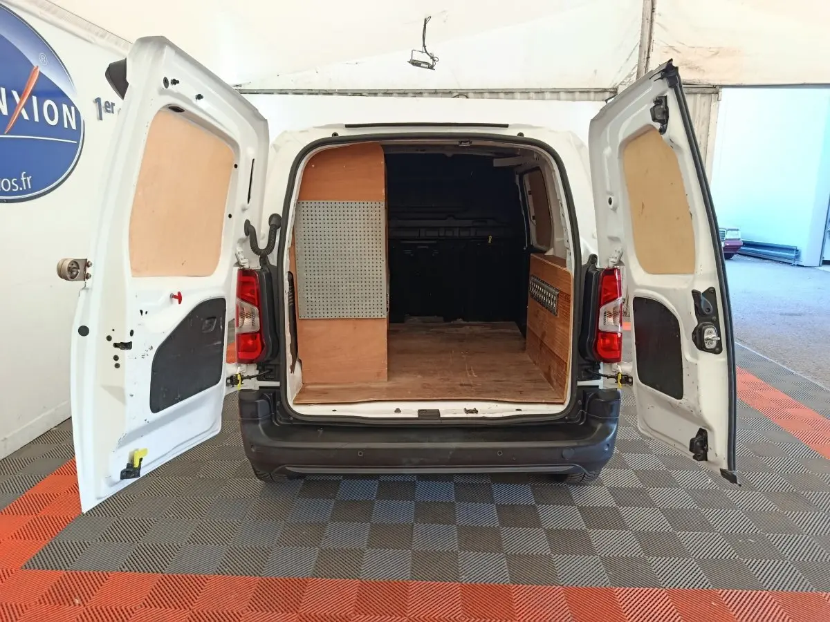 Vue arrière du Citroën Berlingo blanc 2020 avec portes ouvertes dévoilant l’espace de chargement en bois.
