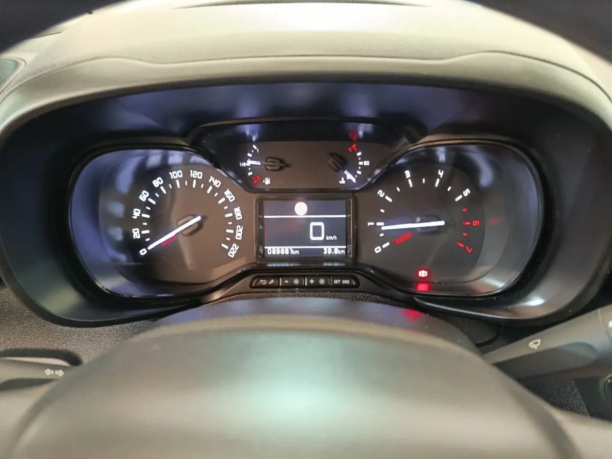 Vue rapprochée du tableau de bord et compteur du Citroën Berlingo 2020, affichage digital au centre, volant partiellement visible.