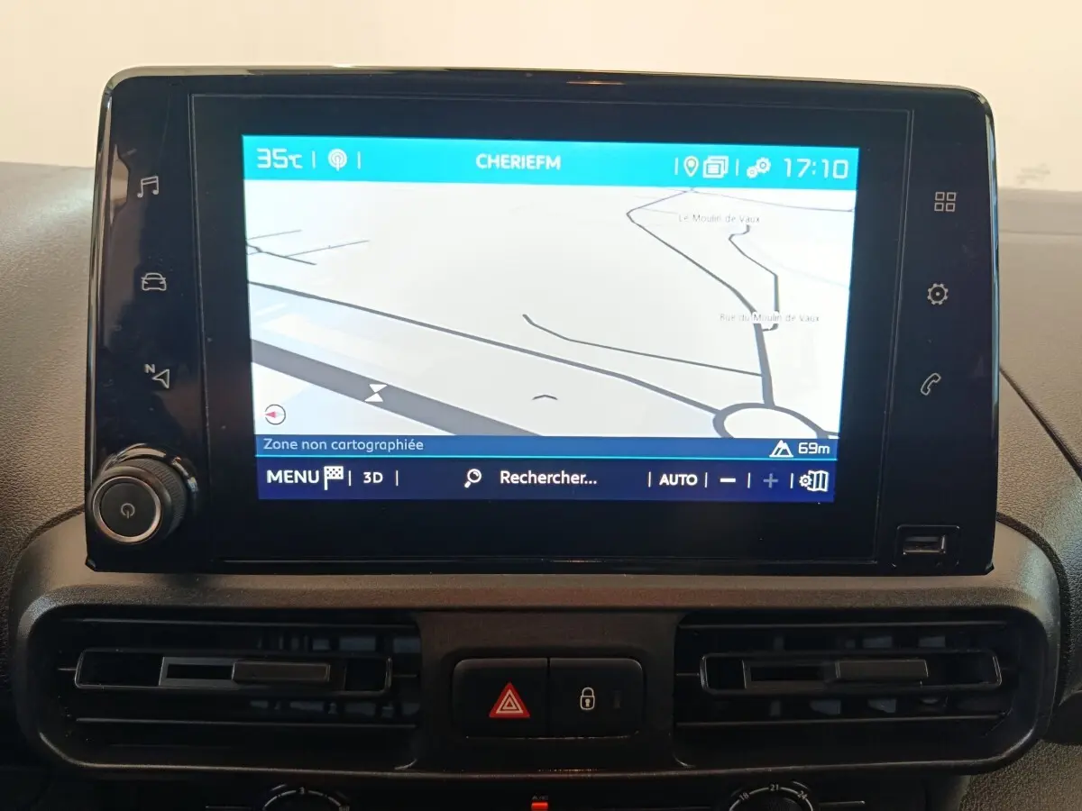 Écran tactile central du tableau de bord du Citroën Berlingo 2020 affichant un système de navigation.