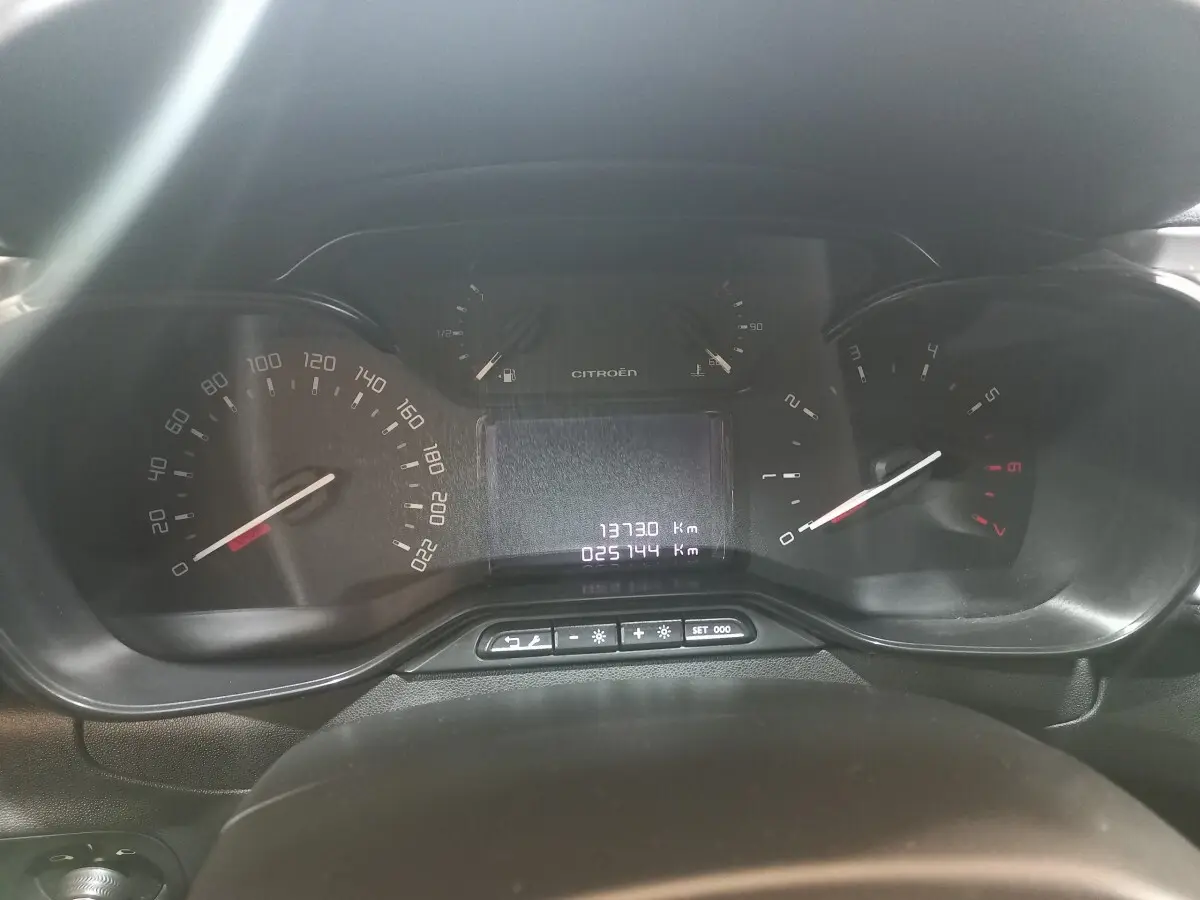 Vue rapprochée du tableau de bord noir de la Citroën C3 2024, affichant le compteur kilométrique et les compte-tours.