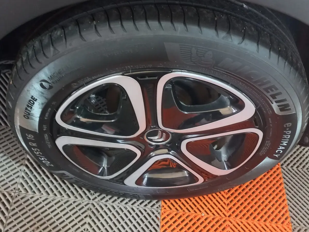 Gros plan sur la roue avant gauche noire de la Citroën C3 2024 avec jante alliage bicolore et pneu Michelin.