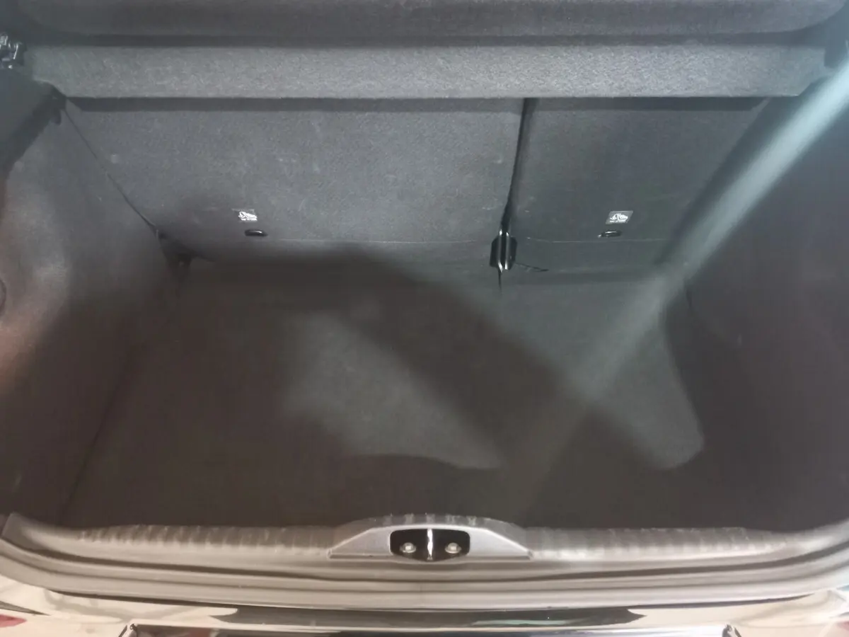 Coffre ouvert vu de dessus d'une Citroën C3 noire 2024, montrant la banquette arrière rabattable 2/3-1/3.