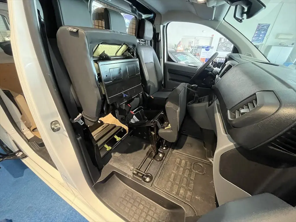 Intérieur du Peugeot Expert Fourgon blanc 2019, vue côté droit montrant les sièges avant modulables et tableau de bord.