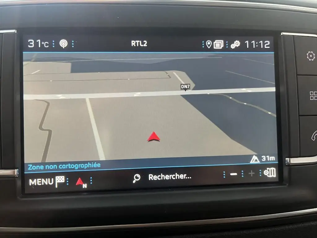 Écran de navigation du Peugeot Expert Fourgon 2019 affichant une carte avec indication de zone non cartographiée.