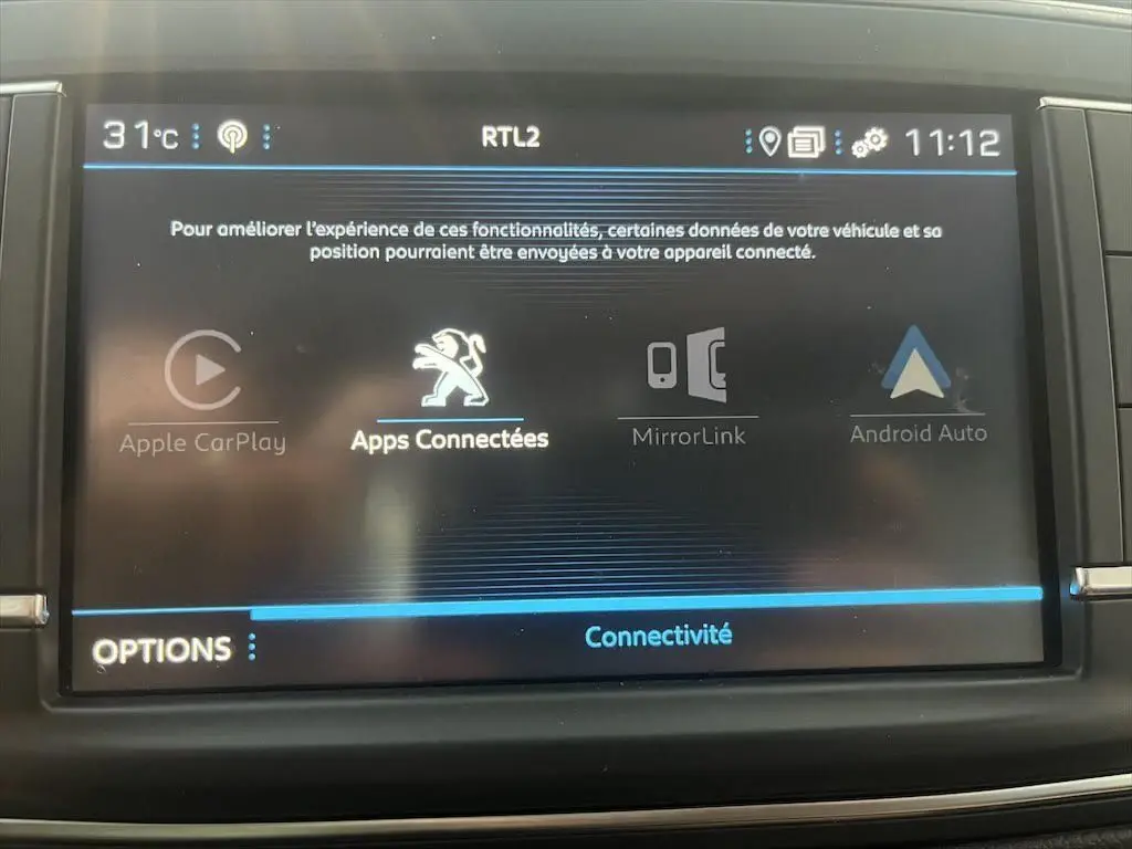Écran tactile du système multimédia du Peugeot Expert Fourgon blanc, affichant les options de connectivité mobile.