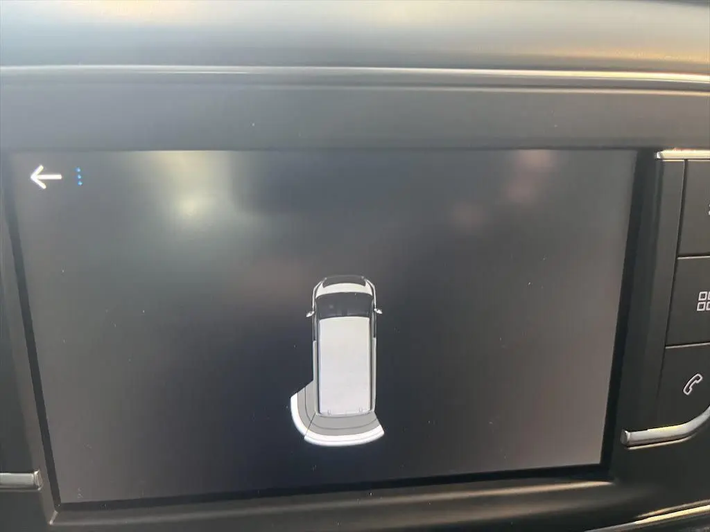 Affichage écran tactile montrant l'alerte de proximité arrière gauche du Peugeot Expert Fourgon blanc, vue de dessus.