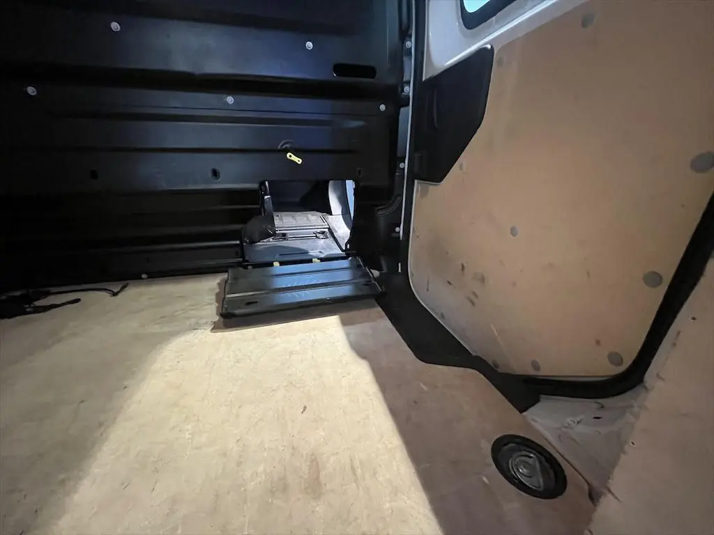 Intérieur du compartiment de chargement du Peugeot Expert Fourgon blanc, vue côté droit avec plancher en bois clair.