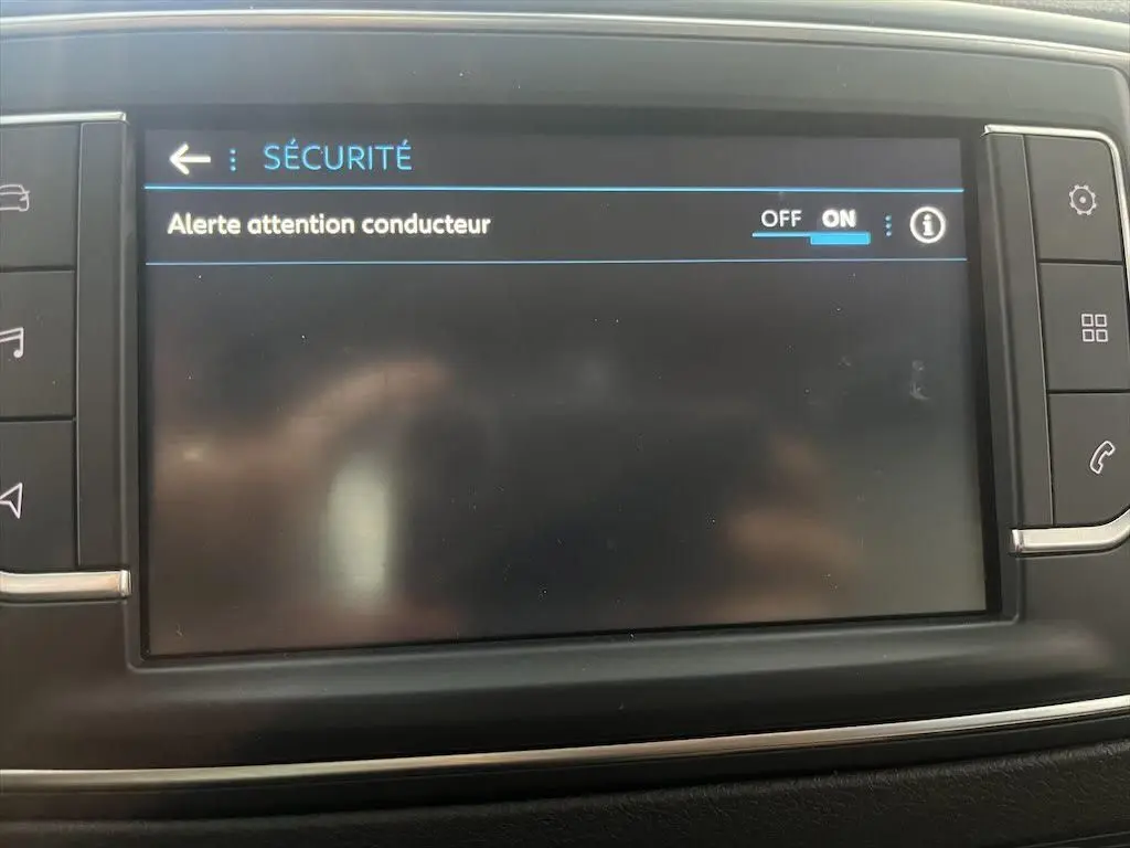 Écran tactile du tableau de bord du Peugeot Expert Fourgon blanc 2019 affichant le menu sécurité avec alerte conducteur activée.