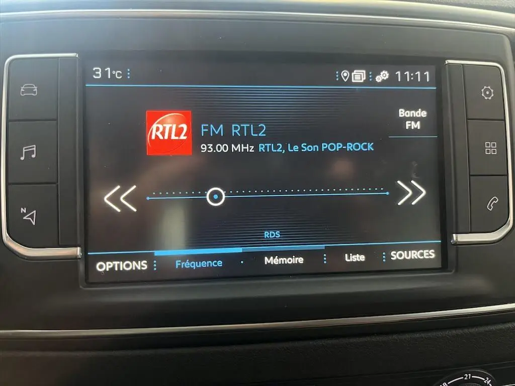 Écran tactile central du Peugeot Expert Fourgon blanc 2019 affichant la radio FM RTL2 à 93 MHz