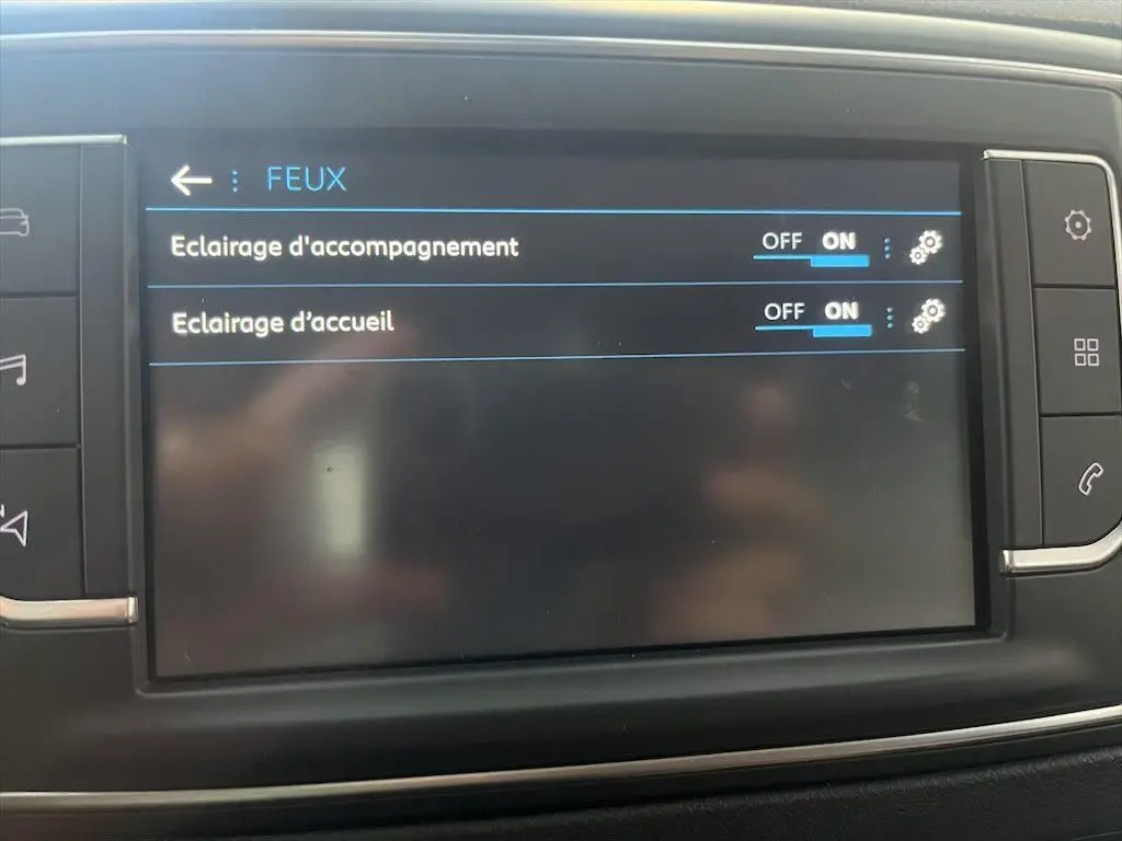 Écran tactile intérieur du Peugeot Expert Fourgon 2019 affichant les réglages des feux d'accompagnement et d'accueil activés.