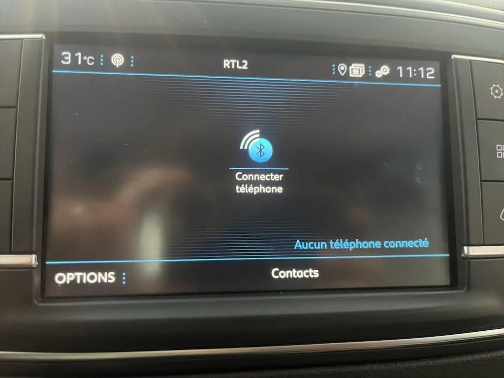 Écran tactile central du Peugeot Expert Fourgon blanc de 2019 affichant la connexion Bluetooth téléphone.