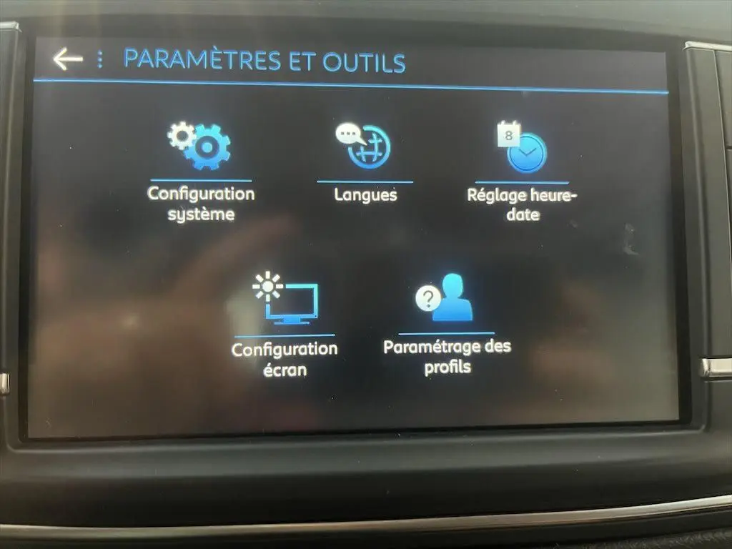 Écran tactile du tableau de bord du Peugeot Expert Fourgon blanc, affichant les paramètres et outils du système.